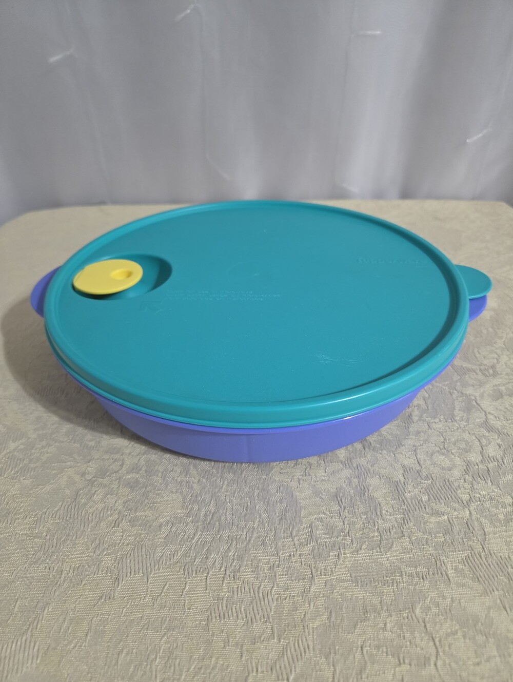 Tupperware - Vintage Crystal Wave Microwavable Round Divided Dish Meal Keeper